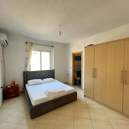 Xhino'S Apartments *